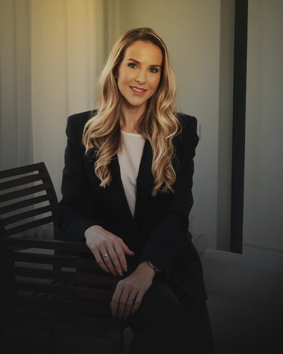 Dra. Kelly Ricca em retrato profissional, usando blazer preto